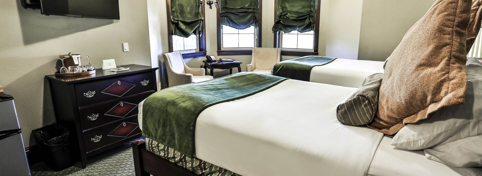 The bedroom decor in the Junior Lux Suite