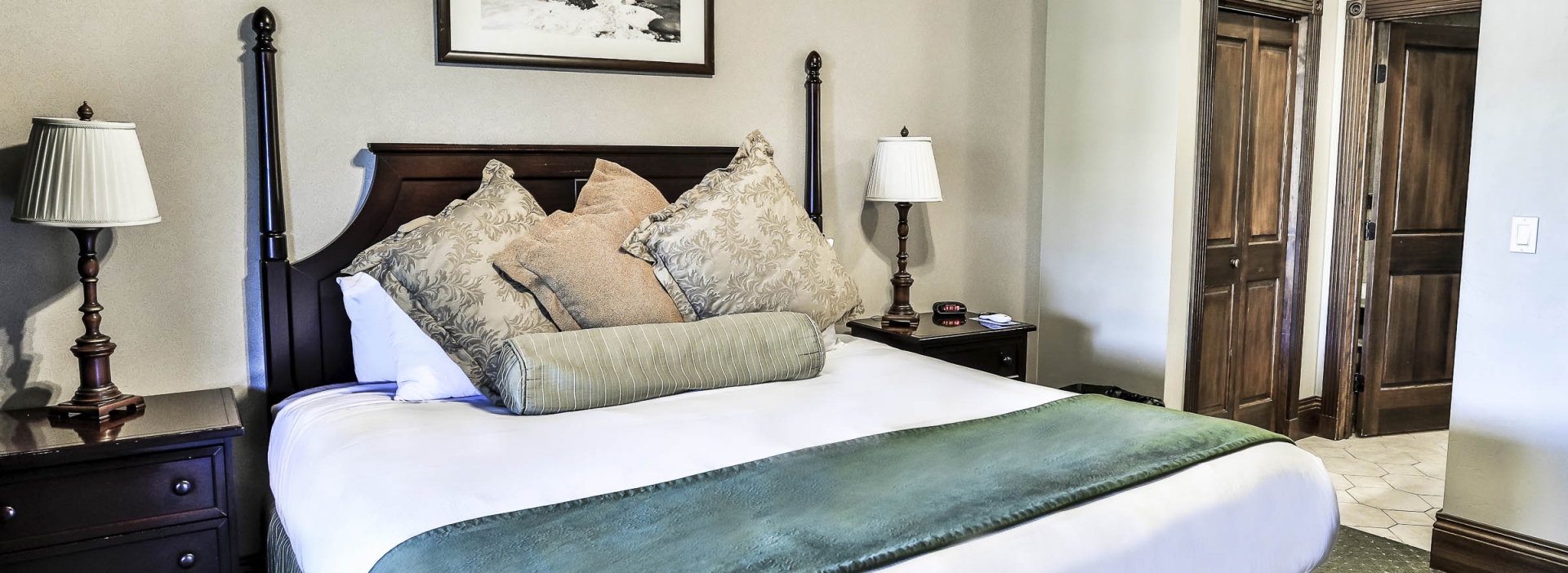 The bedroom decor in MacComb Suite