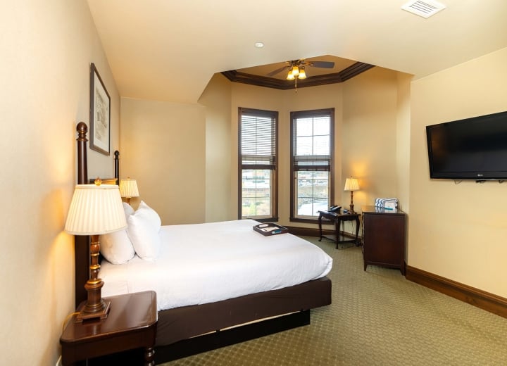Lodge Rooms & Suites