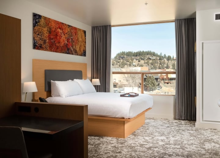 Main Rooms & Suites